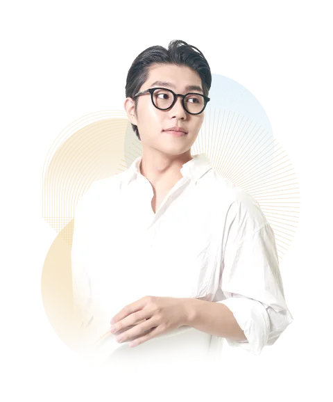 흰 셔츠를 입고 의자에 앉아 있는 도화도르